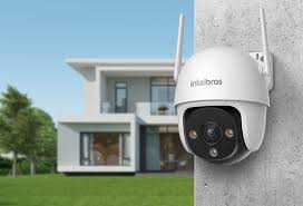 Câmera Intelbras 360° Wi‑Fi instalada na parede de uma casa